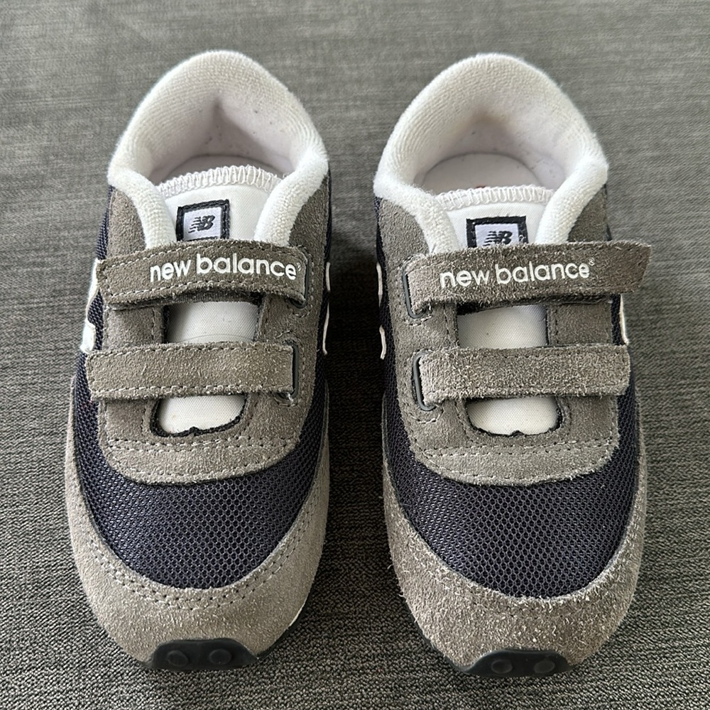 EUC NEW BALANCE 410 Velcro Sneaker - Picture 3 of 9
